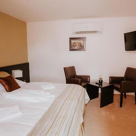 Hotel Bonaparte Kosice Ngoại thất bức ảnh