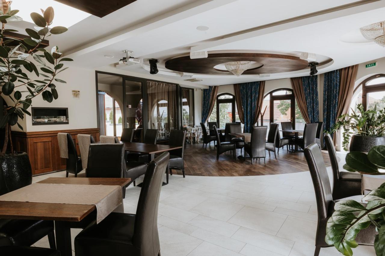 Hotel Bonaparte Kosice Ngoại thất bức ảnh