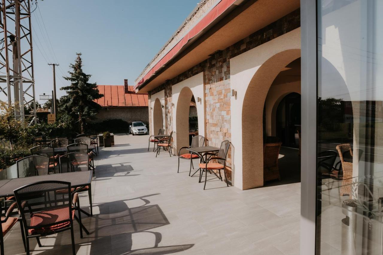 Hotel Bonaparte Kosice Ngoại thất bức ảnh